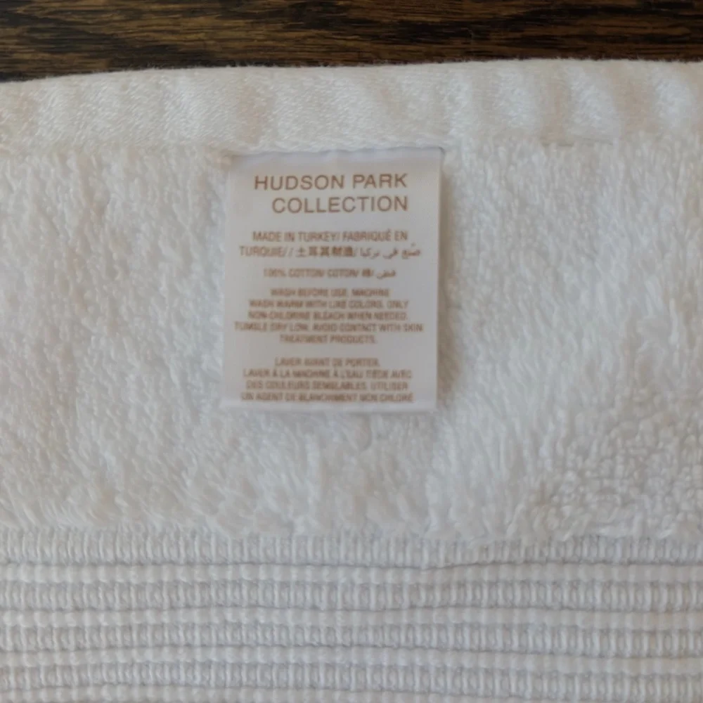 Set of 4 Hudson Park Collection hand towels